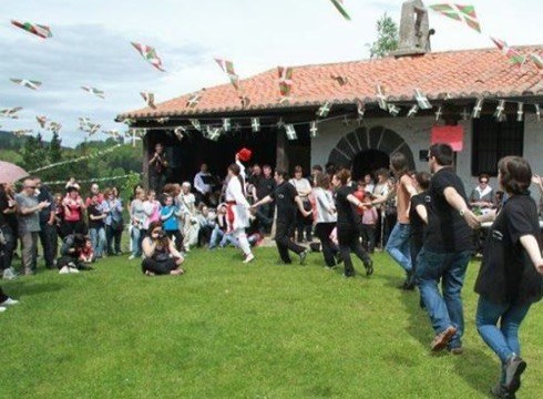 Zapatuko bertso afariarekin hasiko dira Santa Kurutz jaiak