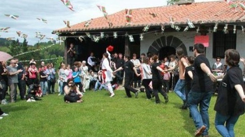 Zapatuko bertso afariarekin hasiko dira Santa Kurutz jaiak