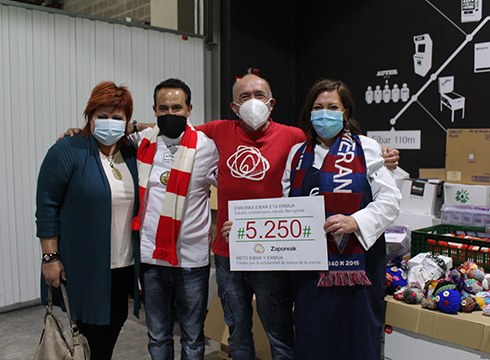 Zaporeak proiektuari laguntzeko bildu diren 5.250 euroak eman dituzte