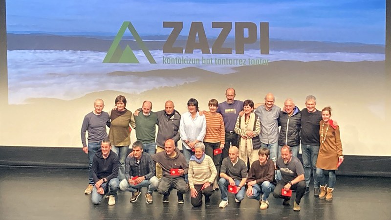 “Zazpi”-ren emanaldian “Bahietz ehun aldiz”-ekoak omendu zituzten