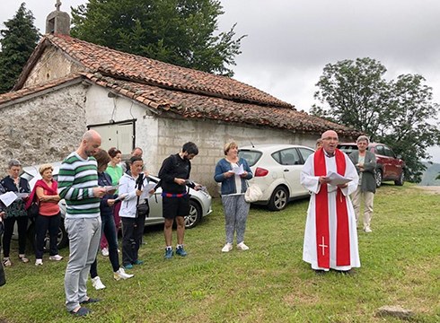 Zelaiak bedeinkatu eta uzta ona izateko konjurua egin zuten atzo Akondian