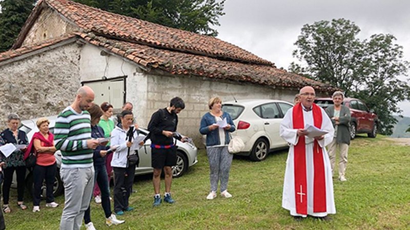 Zelaiak bedeinkatu eta uzta ona izateko konjurua egin zuten atzo Akondian