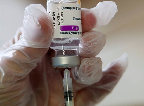 Zer egingo da AstraZenecaren lehen dosia jaso duten 60 urtez beherakoekin?