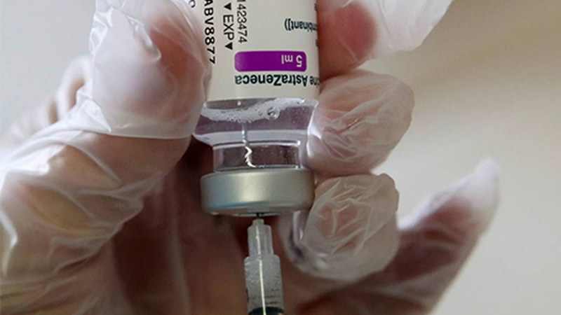 Zer egingo da AstraZenecaren lehen dosia jaso duten 60 urtez beherakoekin?