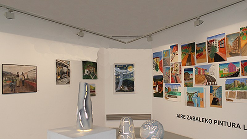 Zeramika eta Dibujo eskoletako ikasleek egindako lanen erakusketa Portalean zabalik