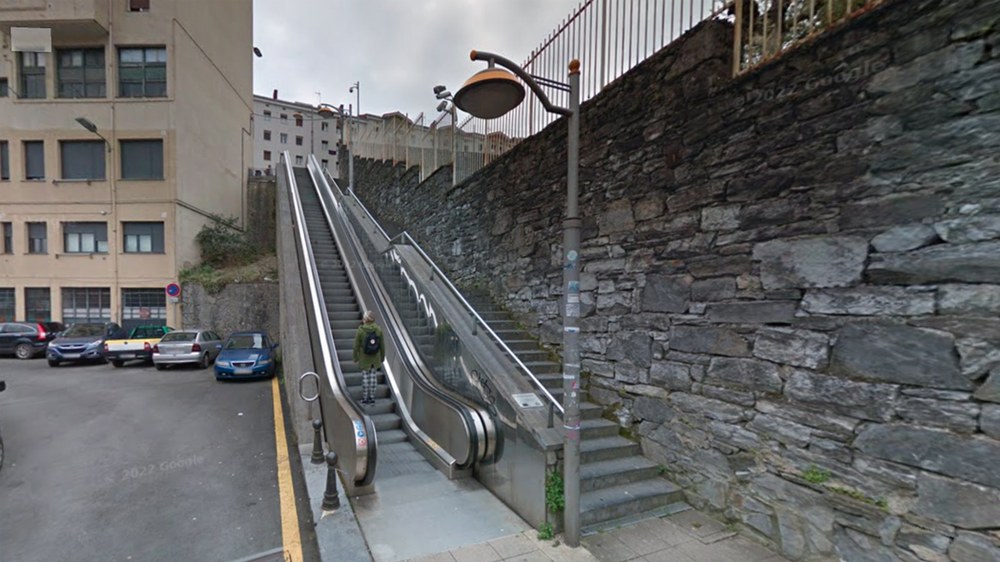 Zezen-plazatik Sostoatarrenera doazen eskailerak aldatuko dituzte