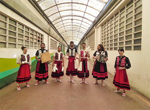 Zirkua, musika eta dantza elkartzen dituen kale-ikuskizuna eskainiko du Zirkozaurrek gaur Errebal Plazan