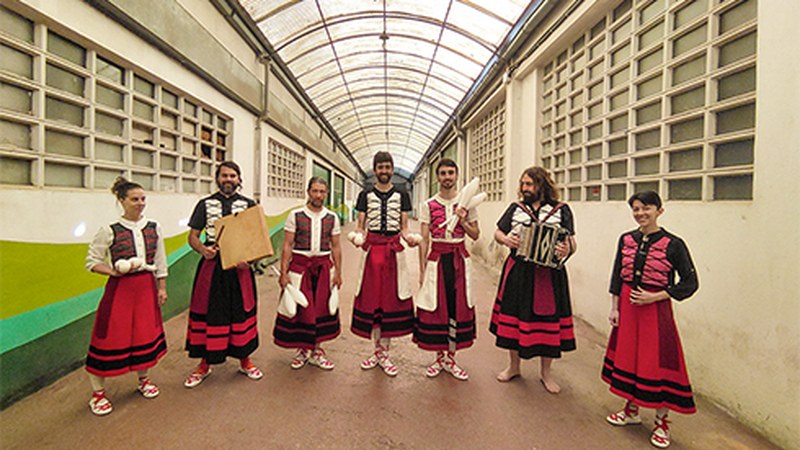 Zirkua, musika eta dantza elkartzen dituen kale-ikuskizuna eskainiko du Zirkozaurrek gaur Errebal Plazan