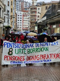 Zortzi urteko borroka ospatzeko manifestazioa egin dute pentsiodunek