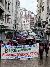 Zortzi urteko borroka ospatzeko manifestazioa egin dute pentsiodunek