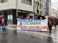 Zortzi urteko borroka ospatzeko manifestazioa egin dute pentsiodunek