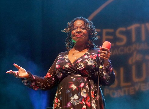 [ZOZKETA] Ander Romero izan da Blues Hotsak jaialdian Gisele Jacksonen kontzertua ikusteko sarreren irabazlea