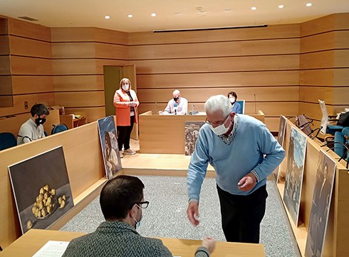 Zozketatu dituzte arropa-dendetan ikusgai egon ziren Zuloagaren 28 koadroren kopia baimenduak