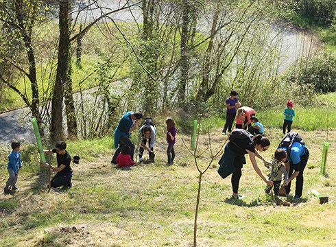 Zuhaitz Egunarekin bat egin zuten familiek 40 zuhaitz landatu zituzten atzo Eztiagan