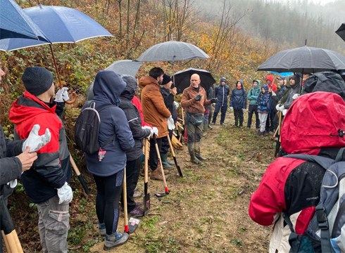 Zuhaitz landaketa egin zuen Eibarko Baso Biziak taldeak abenduaren 3an