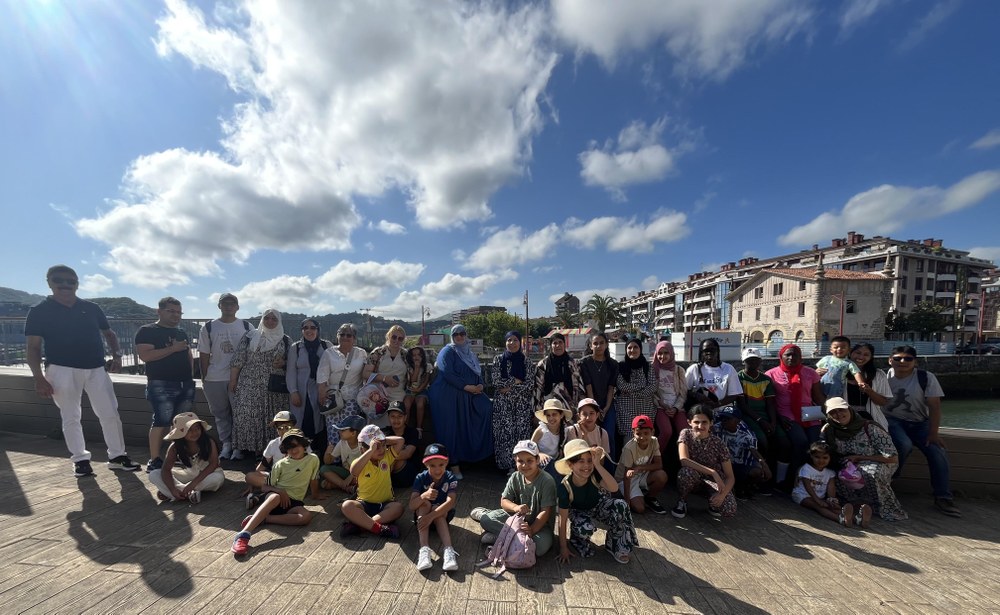 Zumaiako flyscha ikusten agurtu dute ikasturtea Ongietorriko familiek