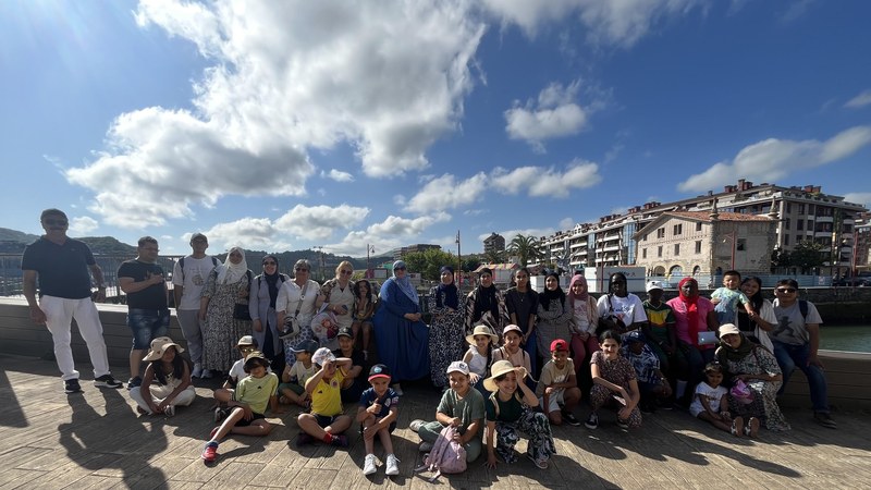 Zumaiako flyscha ikusten agurtu dute ikasturtea Ongietorriko familiek