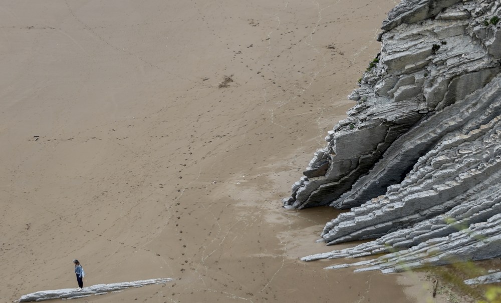 Zumaiako hondartzan hilik aurkitu zuten emakumearen desagerpena Eibarko komisaldegian salatu zuten