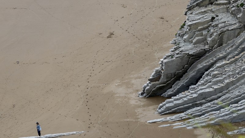 Zumaiako hondartzan hilik aurkitu zuten emakumearen desagerpena Eibarko komisaldegian salatu zuten