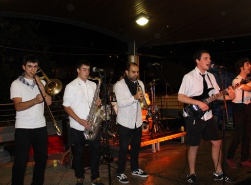 Zuzeneko musikak beteko du asteburua Ez Dok-en