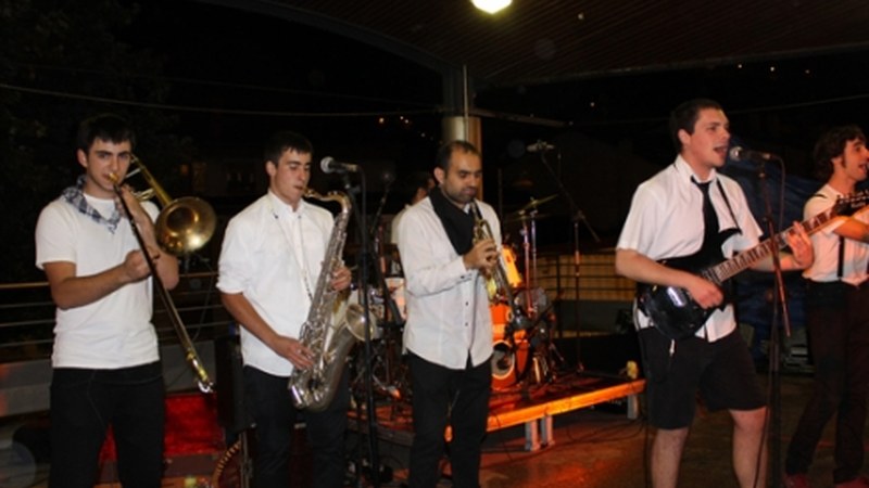 Zuzeneko musikak beteko du asteburua Ez Dok-en