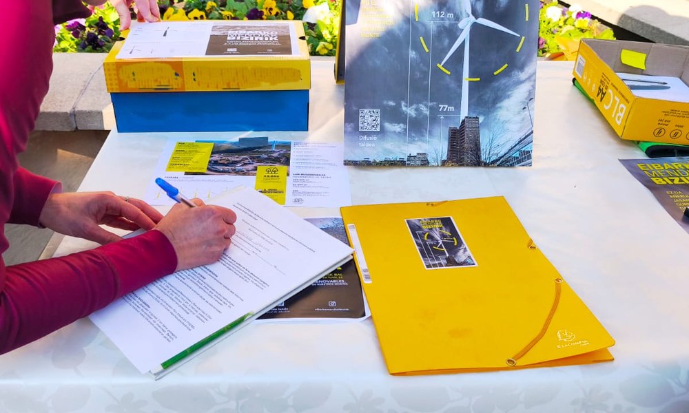Basalgo parke eolikoaren inguruko herri alegazioek 3.000 atxikimendutik gora jaso dituzte