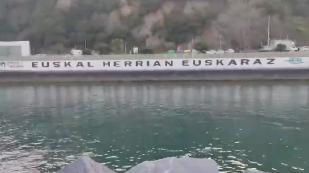 Debako itsasadarrean dagoen 'Euskal Herrian Euskaraz' murala berritu du herritar talde batek