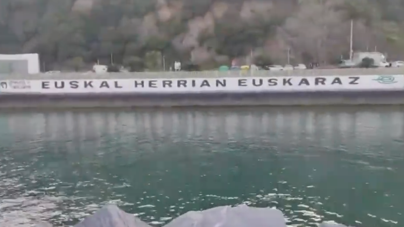 Debako itsasadarrean dagoen 'Euskal Herrian Euskaraz' murala berritu du herritar talde batek