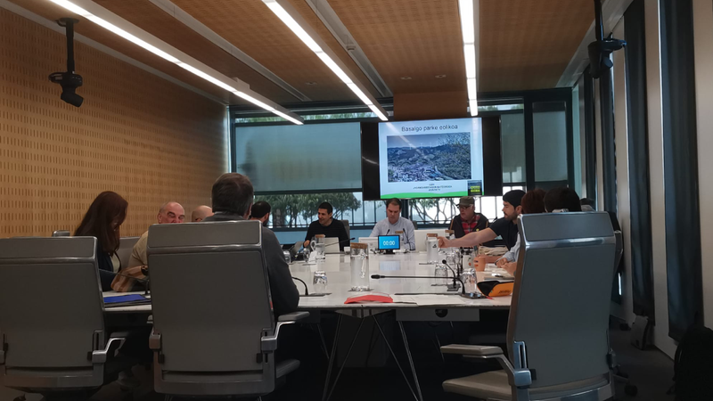 Eibarko Mendiak Bizirik-ek Basalgoko proiektu eolikoaren aurkako arrazoiak azaldu ditu Batzar Nagusietan