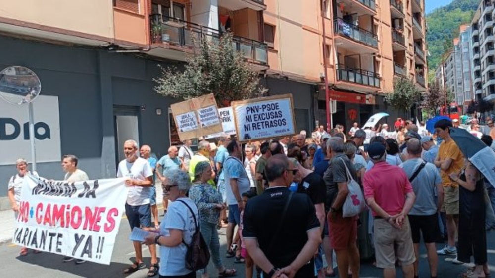 Ermuko Saihesbidea plataformak berriz ere mobilizazioa egin du atzerapenak salatzeko