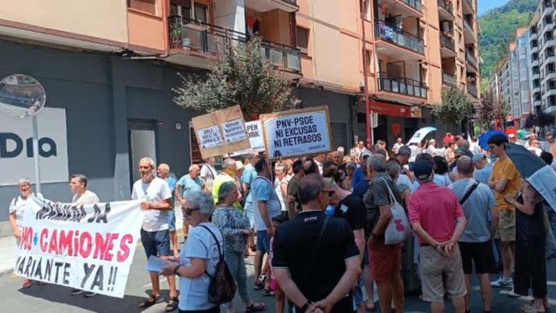 Ermuko Saihesbidea plataformak berriz ere mobilizazioa egin du atzerapenak salatzeko