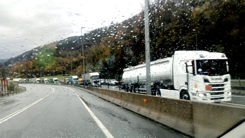 Errei bat itxita eta auto ilarak bi autoen arteko istripu baten ondorioz, AP-8an