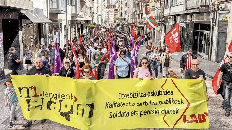 Eskualde osoko ehunka herritarrek zeharkatu zituzten Eibarko kaleak Maiatzaren Leheneko manifestazioan