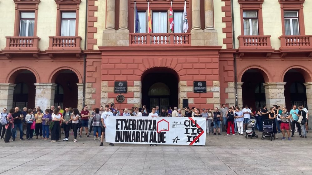 Etxebizitza duinaren aldeko elkarretaratzeak egin zituzten atzo Eibarren eta Ermuan