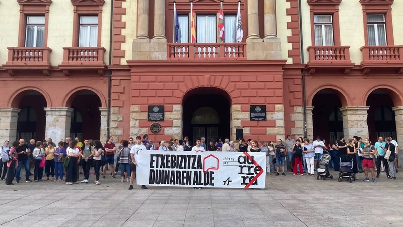Etxebizitza duinaren aldeko elkarretaratzeak egin zituzten atzo Eibarren eta Ermuan