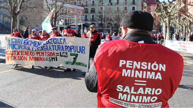 Gutxieneko pentsioak gutxieneko soldatarekin parekatzea eskatu zuten manifestazioan