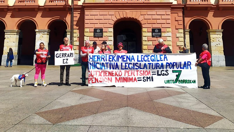 Herri Ekimen Legegilea babesten duten 145.000 sinadura baino gehiago eramango dituzte pentsiodunek Legebiltzarrera