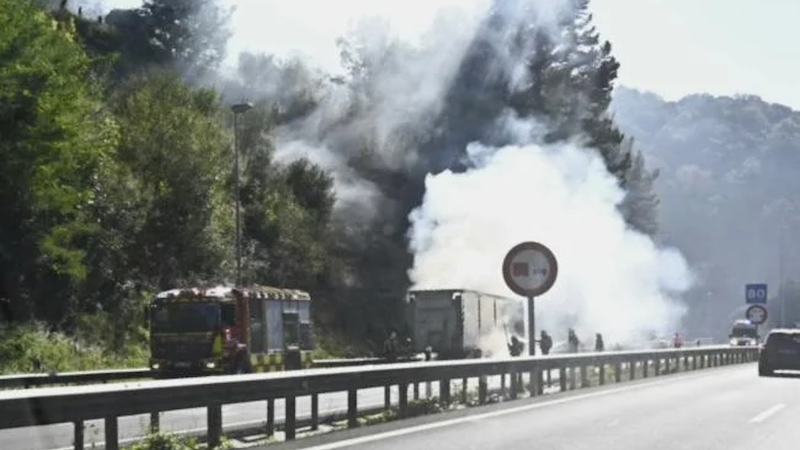 Kamioi batek sua hartu du Deban eta auto-ilarak daude AP-8 autobidean, Irungo noranzkoan