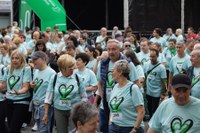 Minbiziaren Aurka Gipuzkoan elkarteak antolatutako martxak Eibarko kaleak elkartasunez bete ditu berriro