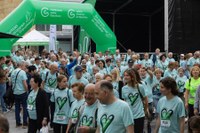 Minbiziaren Aurka Gipuzkoan elkarteak antolatutako martxak Eibarko kaleak elkartasunez bete ditu berriro