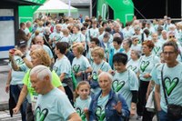 Minbiziaren Aurka Gipuzkoan elkarteak antolatutako martxak Eibarko kaleak elkartasunez bete ditu berriro