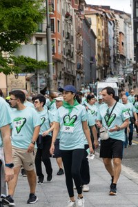 Minbiziaren Aurka Gipuzkoan elkarteak antolatutako martxak Eibarko kaleak elkartasunez bete ditu berriro