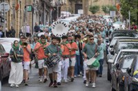 Minbiziaren Aurka Gipuzkoan elkarteak antolatutako martxak Eibarko kaleak elkartasunez bete ditu berriro