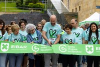 Minbiziaren Aurka Gipuzkoan elkarteak antolatutako martxak Eibarko kaleak elkartasunez bete ditu berriro