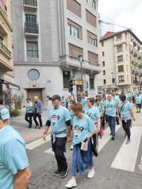 Minbiziaren Aurka Gipuzkoan elkarteak antolatutako martxak Eibarko kaleak elkartasunez bete ditu berriro