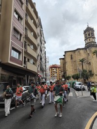 Minbiziaren Aurka Gipuzkoan elkarteak antolatutako martxak Eibarko kaleak elkartasunez bete ditu berriro
