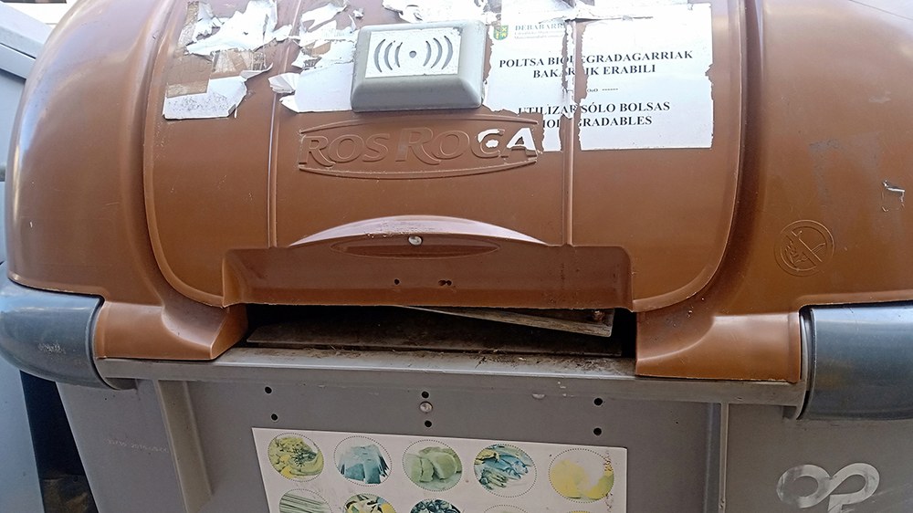 Organikoen edukiontzi marroia zabaltzeko txartel elektronikoa erabili beharko dugu