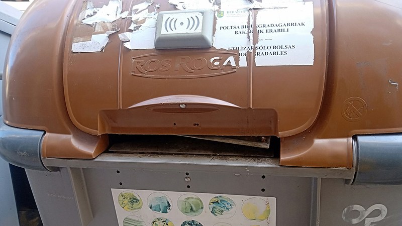 Organikoen edukiontzi marroia zabaltzeko txartel elektronikoa erabili beharko dugu