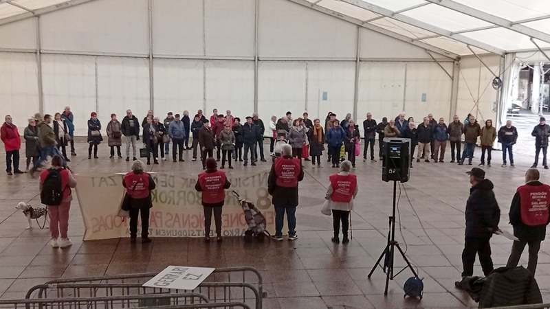 Pentsioen dekretua onartuta ere, oraindik eskaera asko egiteke daudela azpimarratu dute pentsiodunek