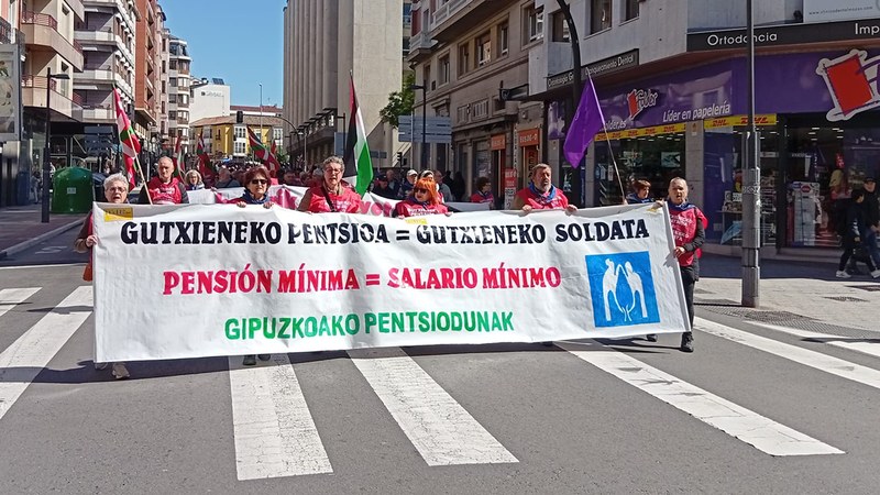 Pertsona guztientzako pentsio duinak eskatzeko manifestazioa egin dute pentsiodunek Gasteizen